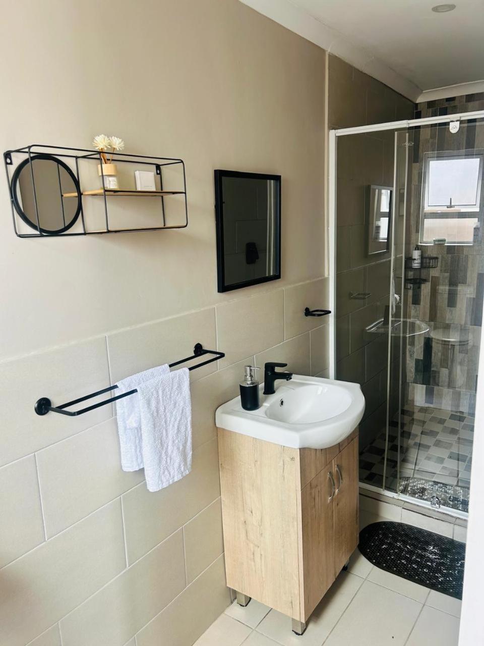 Hidden Bliss Guesthouse Източен Лондон Екстериор снимка